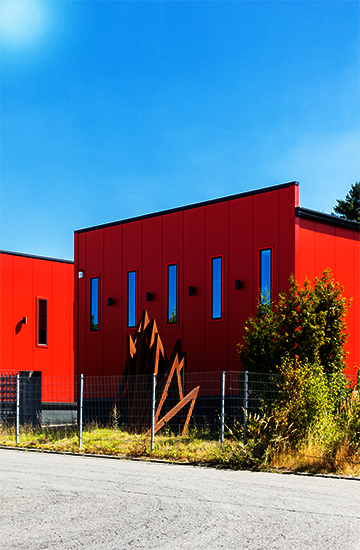 bâtiment industriel de couleur rouge aux finitions soignées