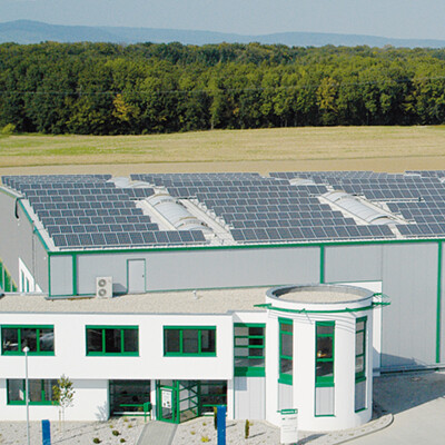 Structure industrielle en acier avec panneaux solaires photovoltaïques (PV)
